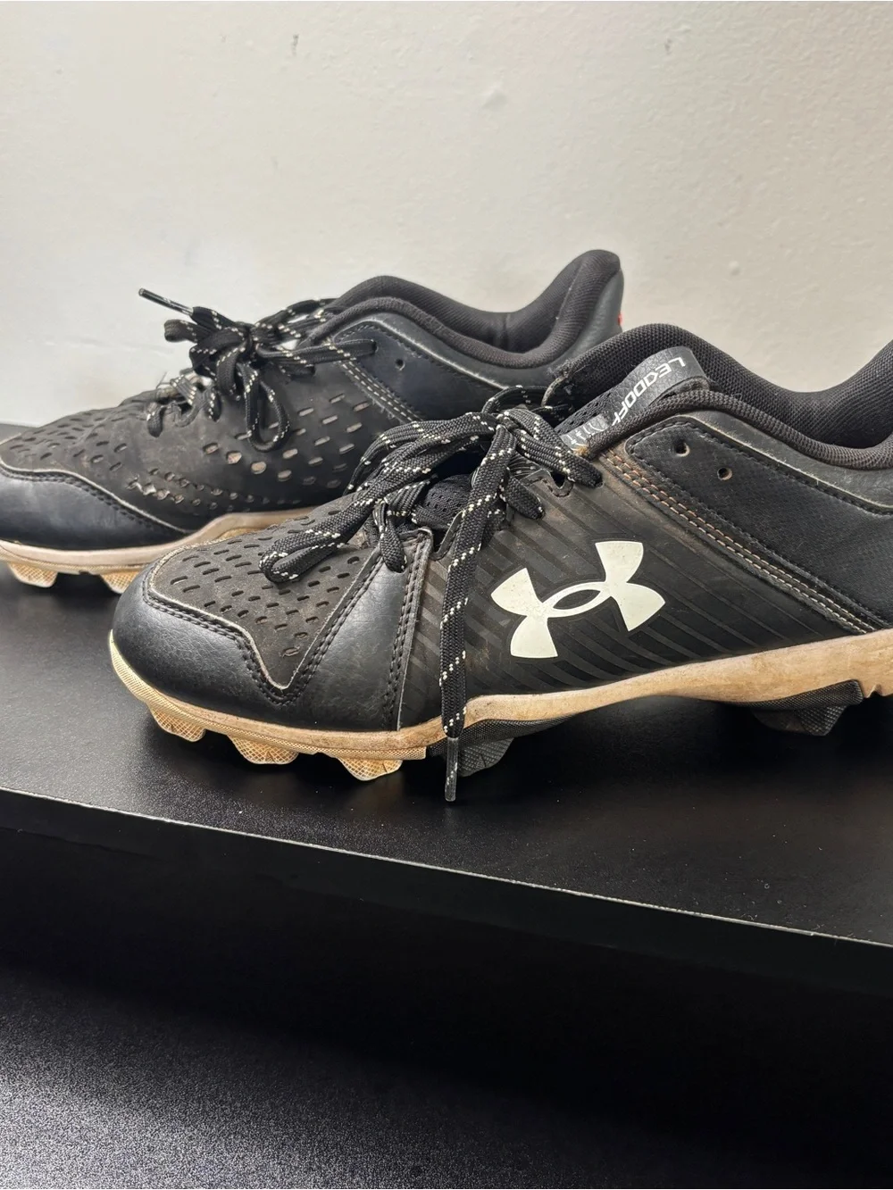 Under Armour Leadoff men’s cleats, size 7, baseball, softball, sports, summer